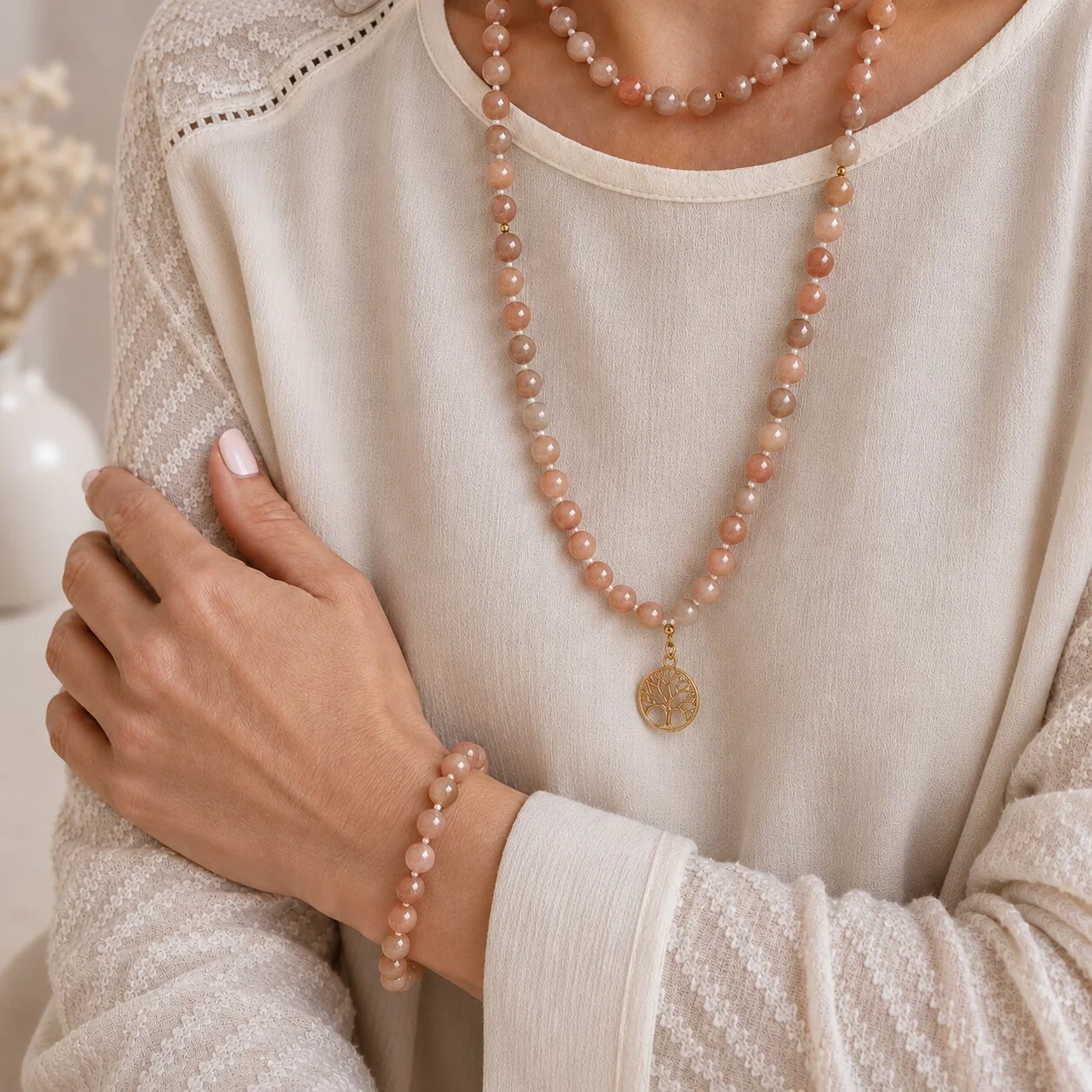 Summer Mala getragen, Brusthöhe, layered mit goldener Kette