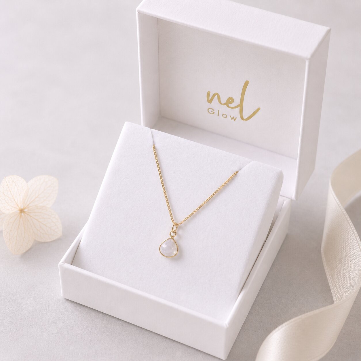 Feine Mondstein Kette elegant auf hellem Hintergrund