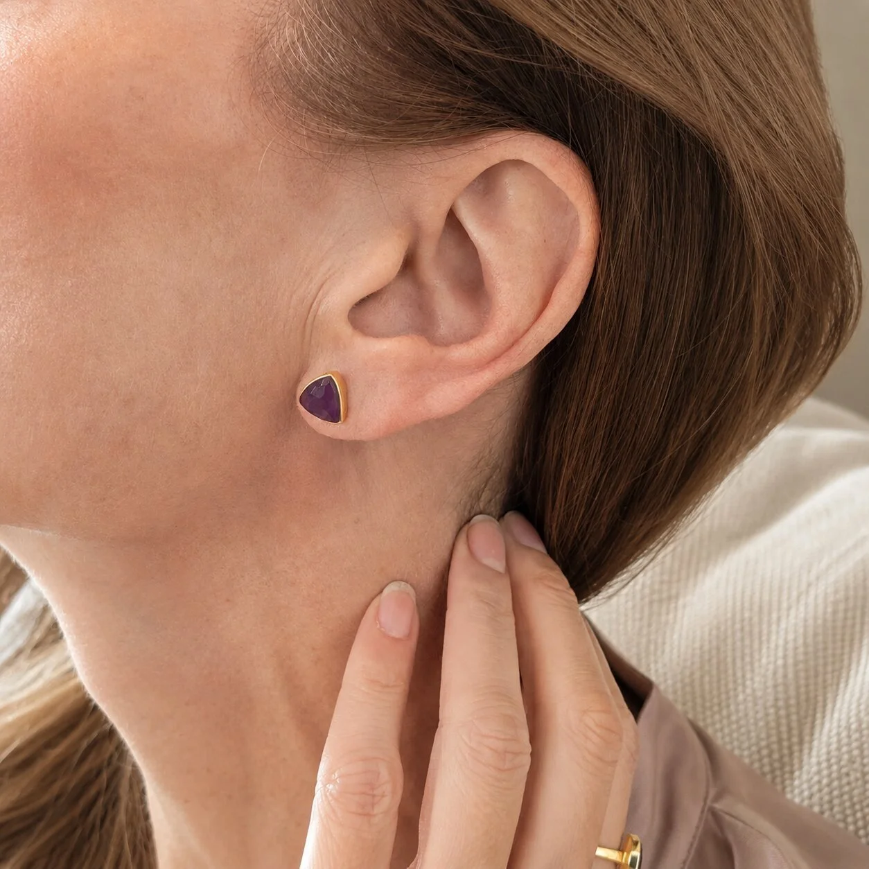 Nahaufnahme eines Models mit Amethyst Geburtsstein Ohrringen für Februar