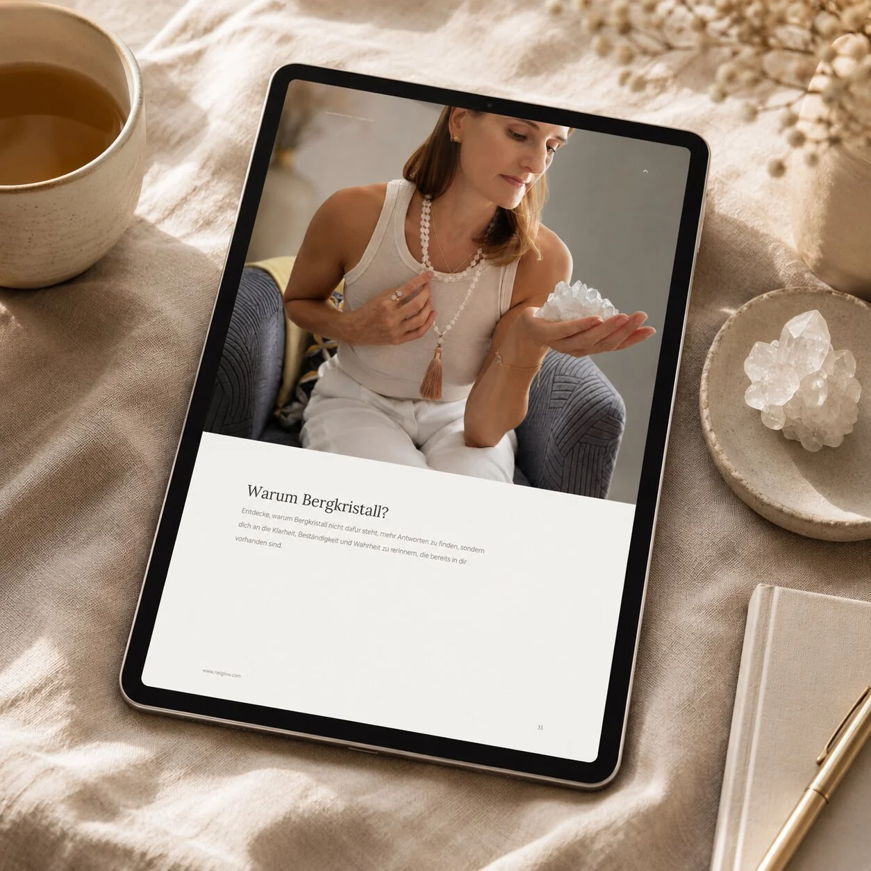 Der nelGlow Klarheits-Guide auf einem Tablet in einer ruhigen Editorial-Szene mit Bergkristall, natürlichen Materialien und sanftem Morgenlicht.