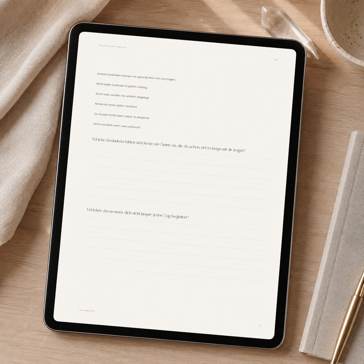 Nahaufnahme einer Seite aus dem nelGlow Klarheits-Guide mit hochwertiger Editorial-Gestaltung, eleganter Typografie und Journaling-Elementen.