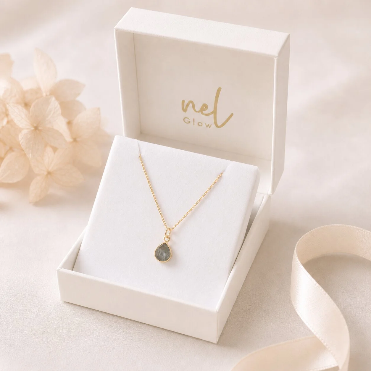 Elegante Saphir Kette auf dunklem Hintergrund, Fokus Stein