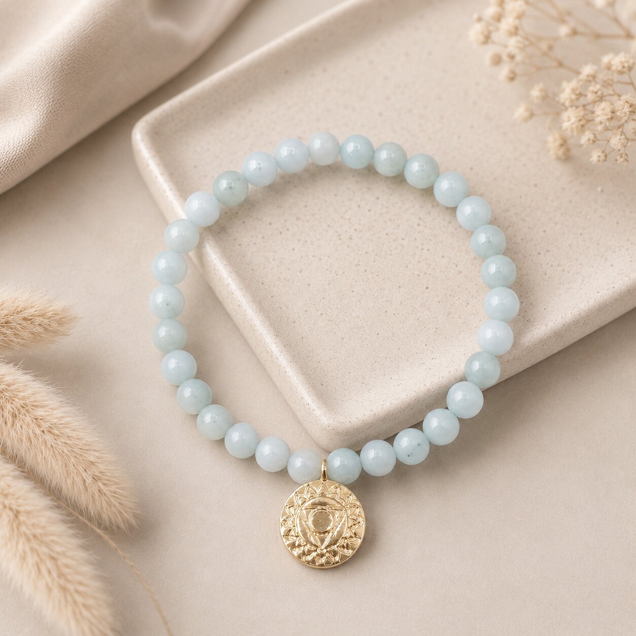 Nahaufnahme des 18k vergoldeten Anhängers am Jade-Armband Sage