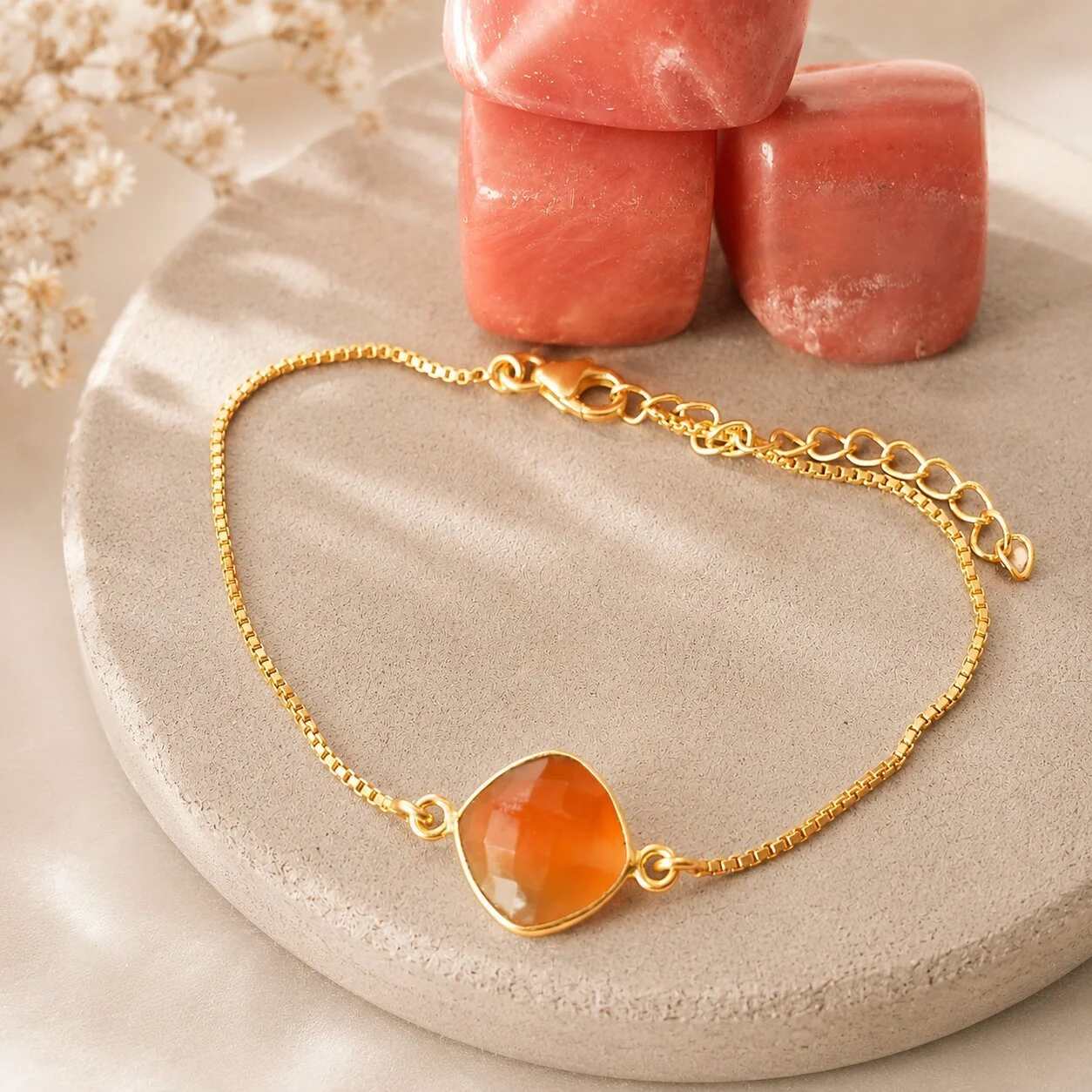 Althea Geburtsstein Armband August – Orangefarbener Sardonyx entdecken bei nelglow
