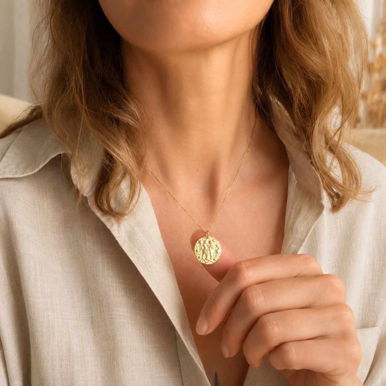 Elegantes Model präsentiert Zwillinge Zodiac Halskette in Nahaufnahme
