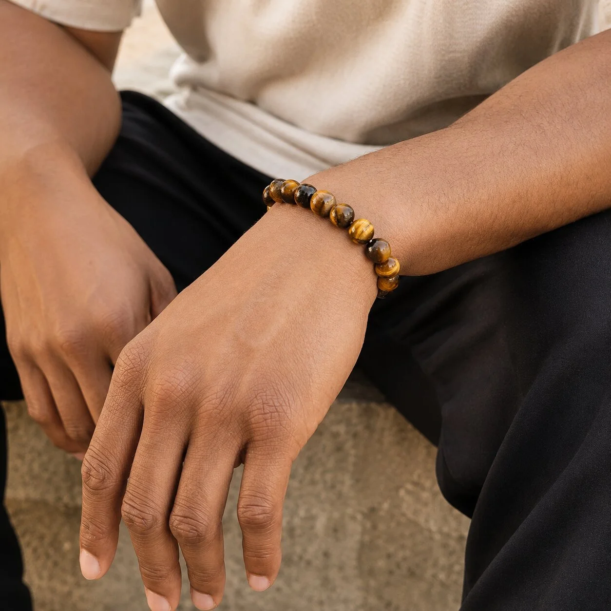 Tigerauge Armband Valor am Handgelenk getragen