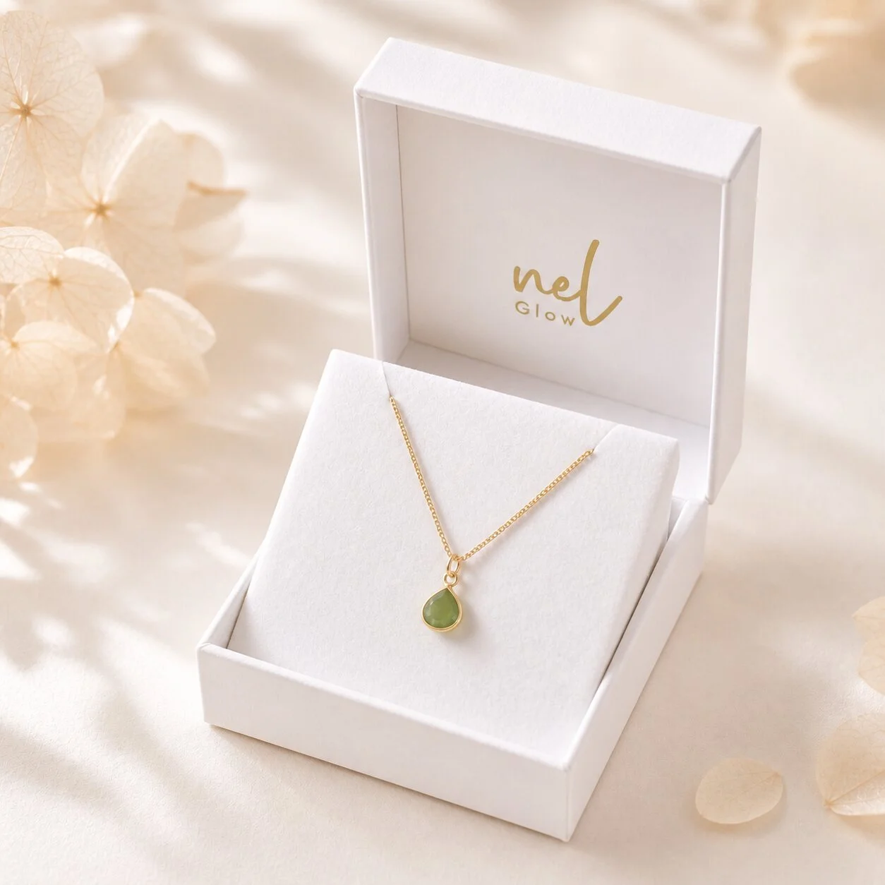 Feine Peridot Kette elegant auf hellem Hintergrund