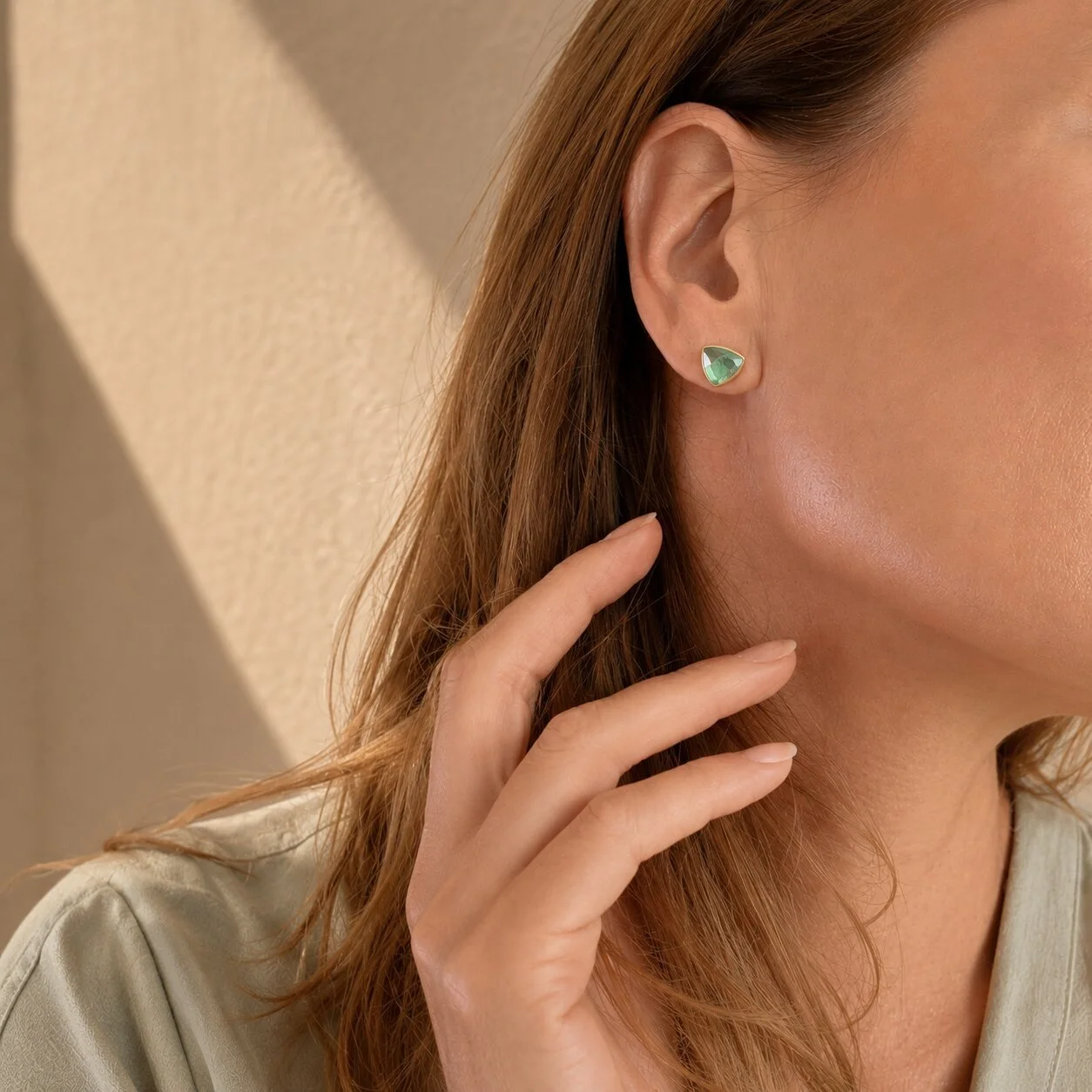 Nahaufnahme eines Models mit blauen Topas Ohrsteckern