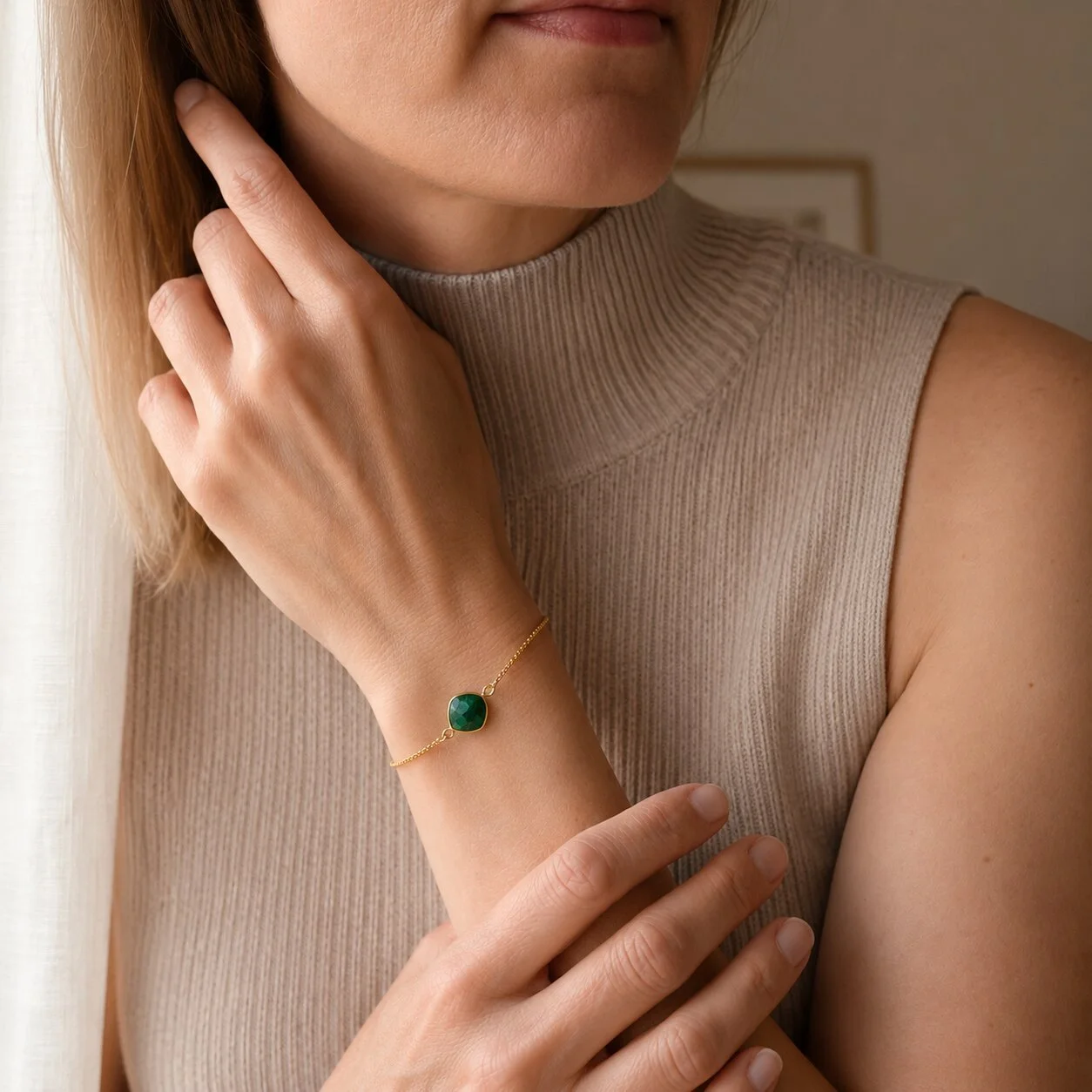 Nahaufnahme des veredelten Smaragd Steins im Geburtsstein Armband