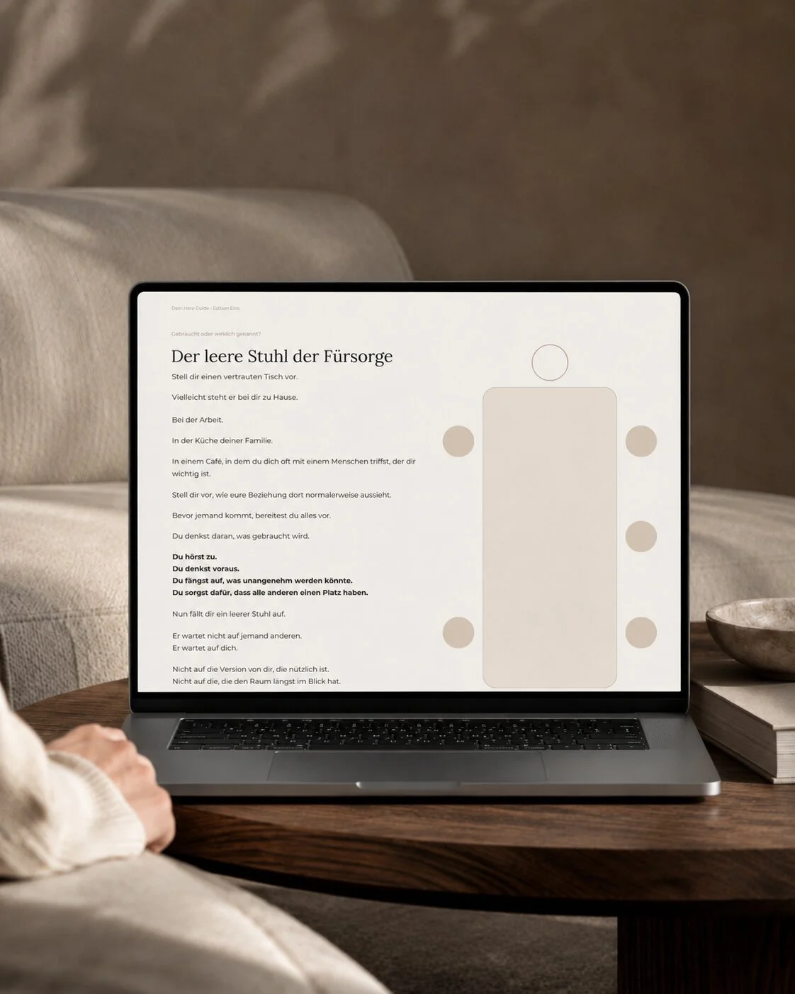 nelGlow Herz-Guide auf einem Laptop mit der Reflexionsübung „Der leere Stuhl der Fürsorge“.