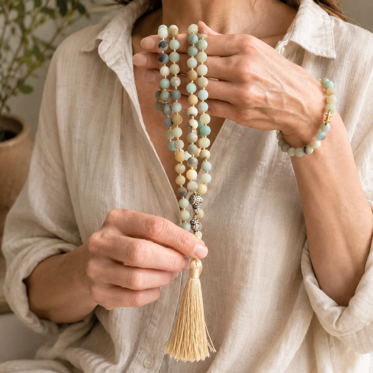 Amazonit Mala ‘Verity’ im Set-Styling mit passendem Armband auf Leinenuntergrund, Produktflatlay