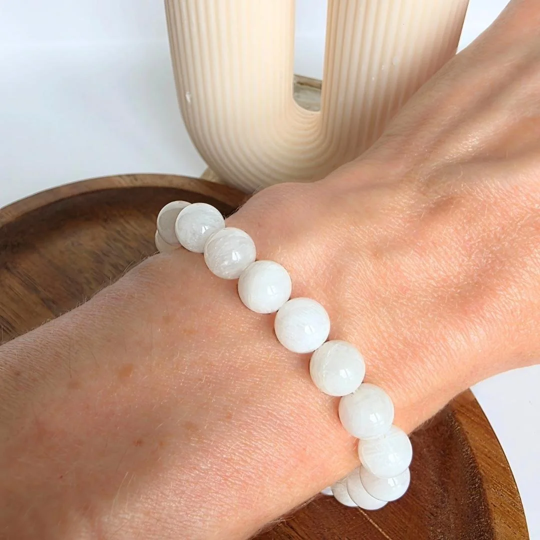 Mondstein Armband 18 cm am Handgelenk – minimalistischer Look