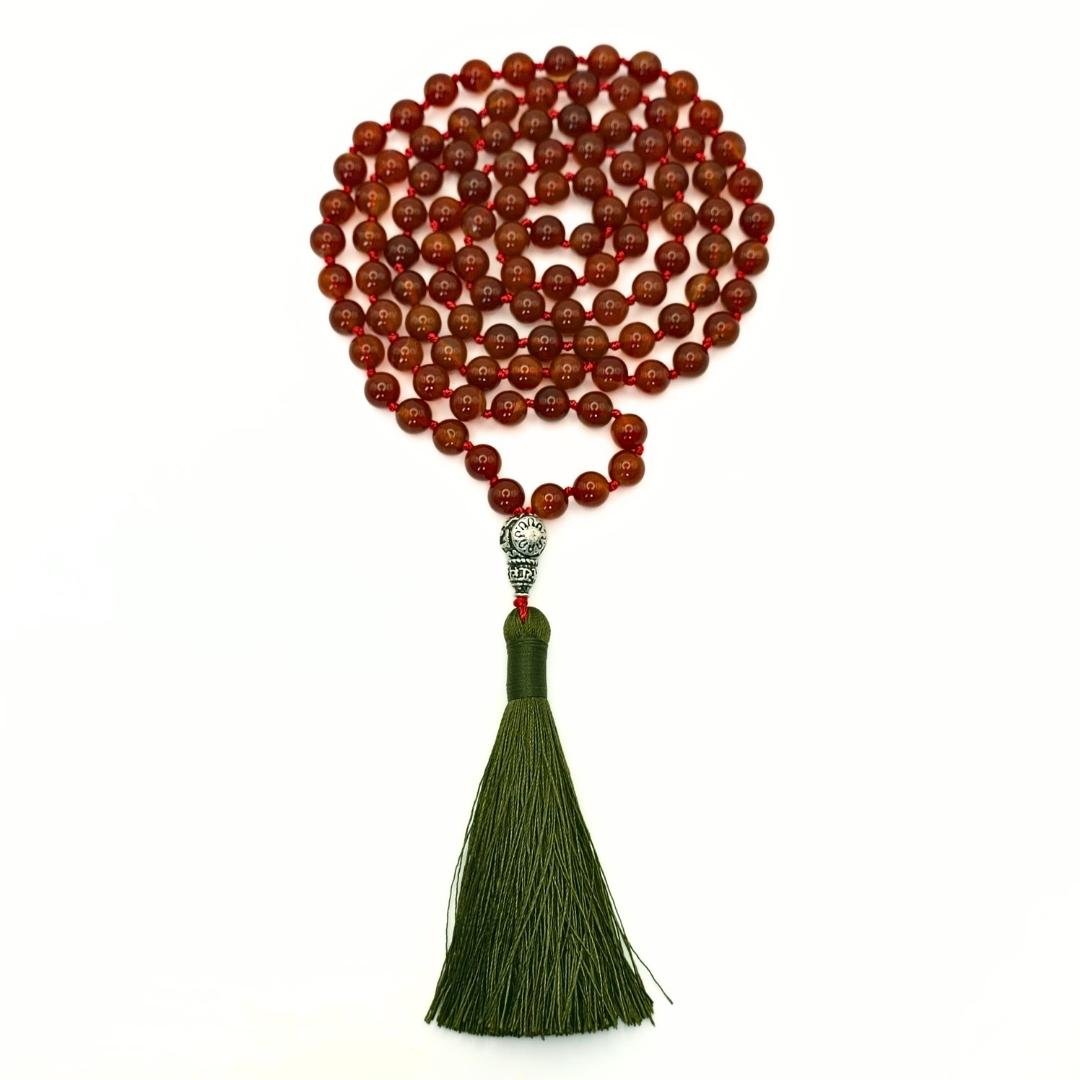 Handgeknotete Karneol Mala „Flare“ mit antik versilberter Guru-Perle
