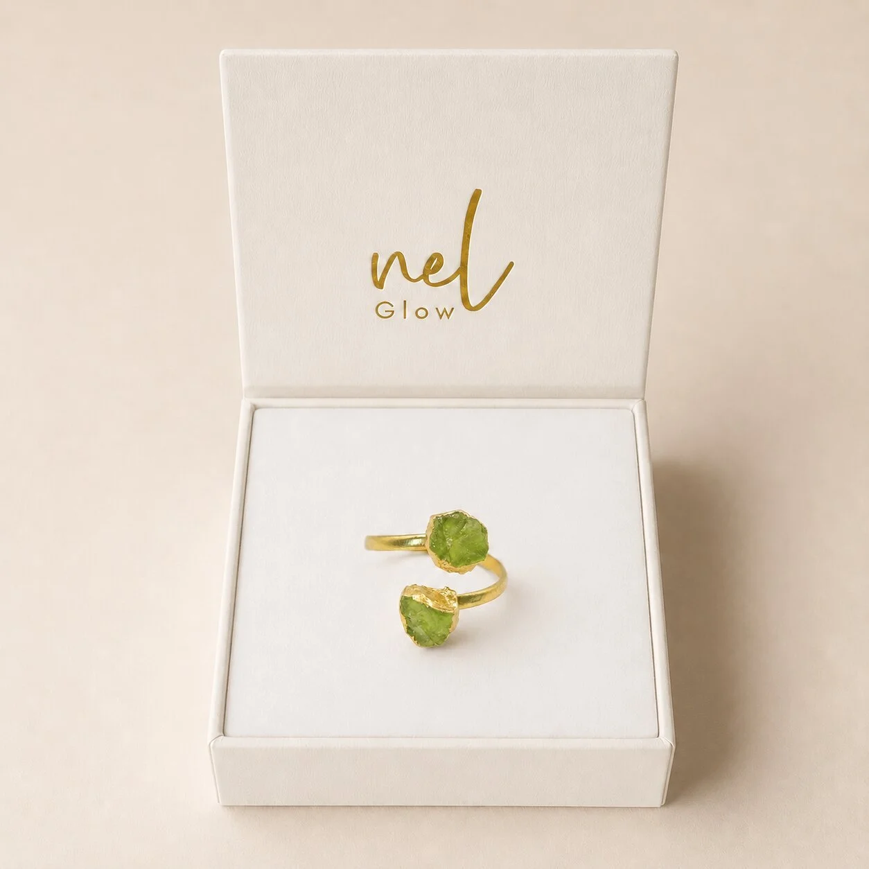 Peridot Ring getragen – grüner Edelstein im Sonnenlicht