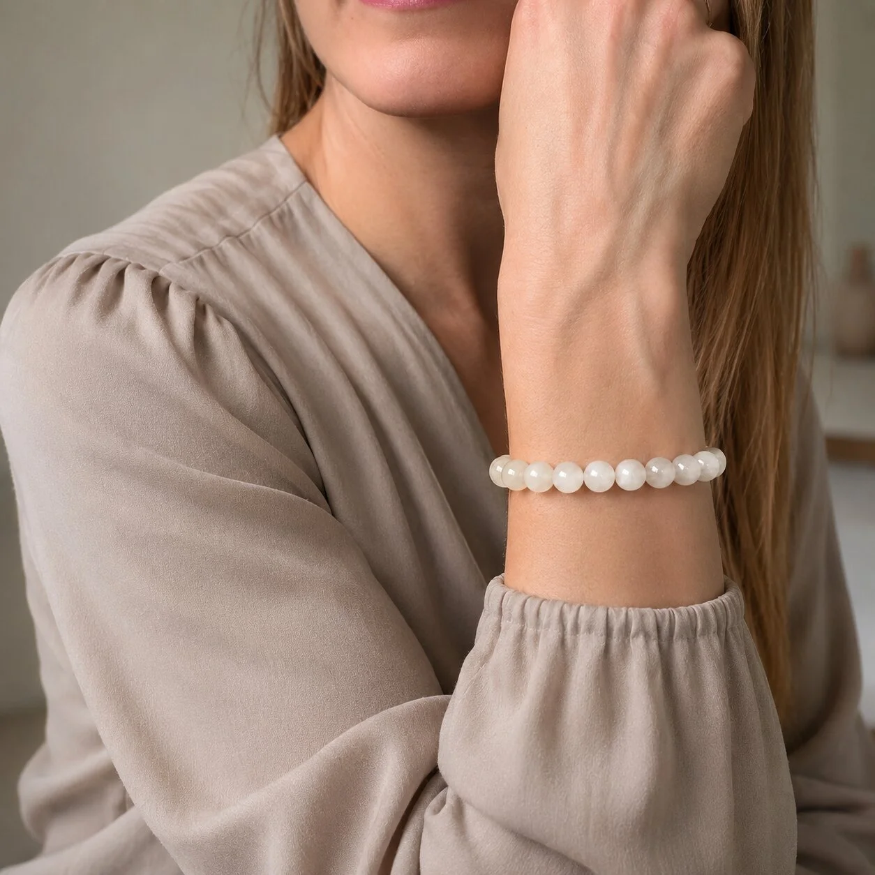 Mondstein Armband 18 cm am Handgelenk – minimalistischer Look