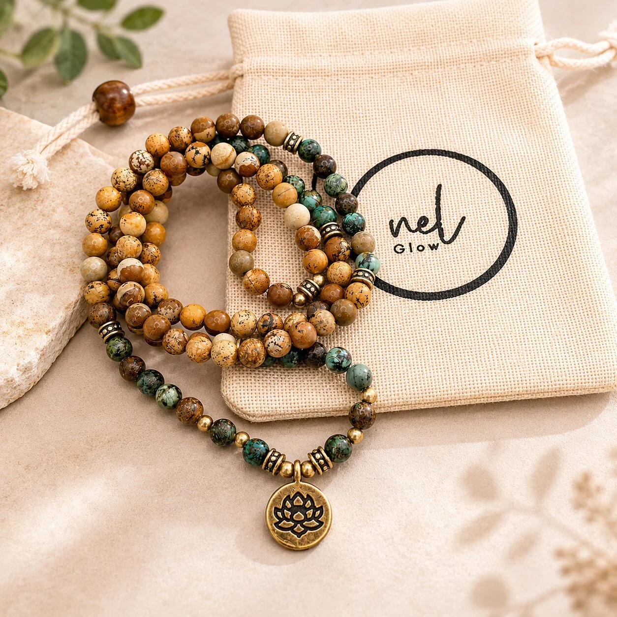 Detailaufnahme Lotus Anhänger an der Earthspirit Kette
