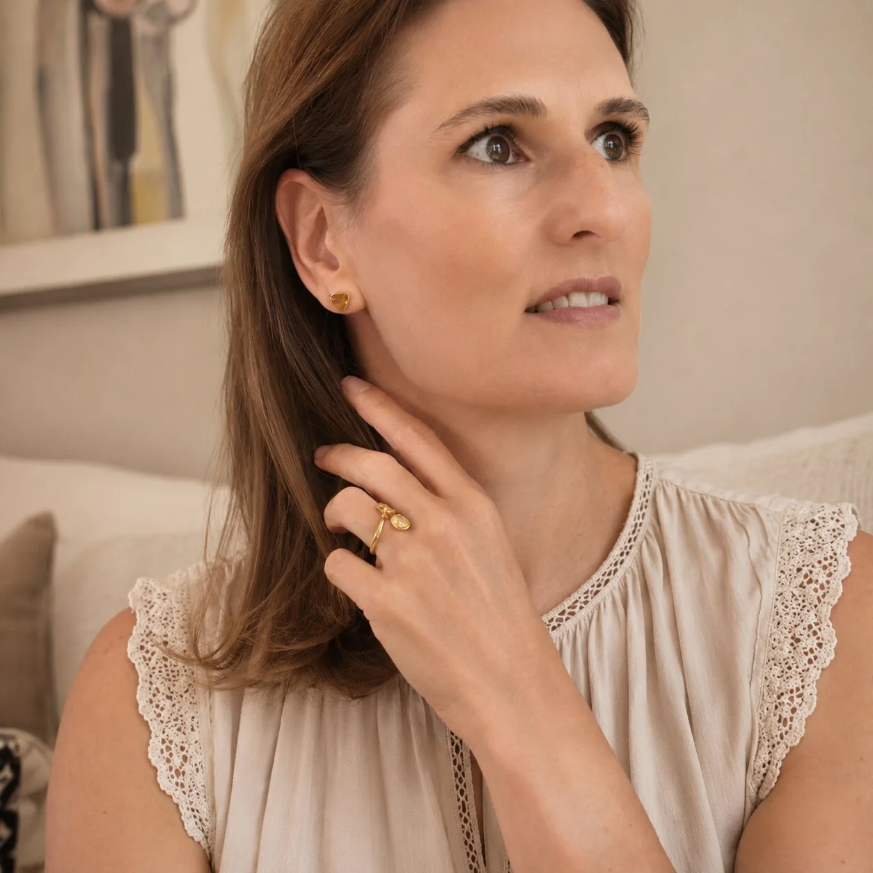 Elegantes Model trägt Citrin Ohrringe aus vergoldetem Sterlingsilber