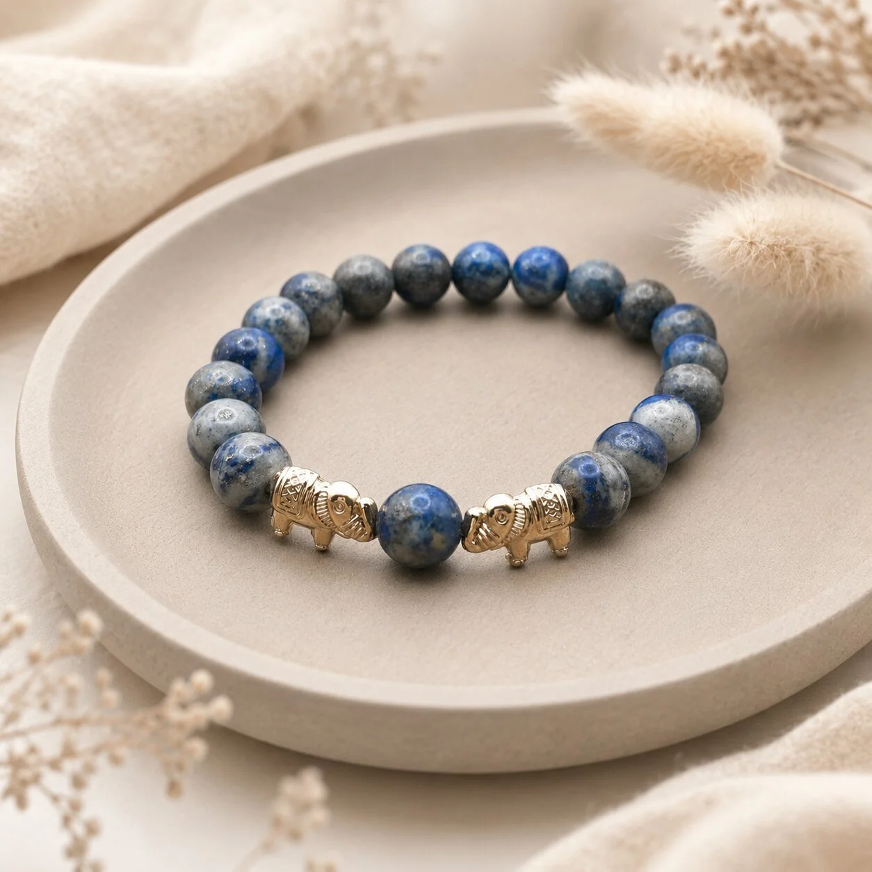 Handgelenk-Shot: Celeste Lapis Armband, Nachthimmel-Look im Alltag