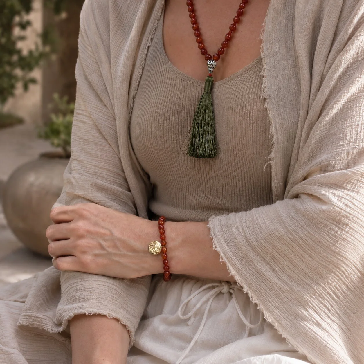 Yoga-Setting: Karneol Schutzarmband mit sanfter, orange-roter Ausstrahlung