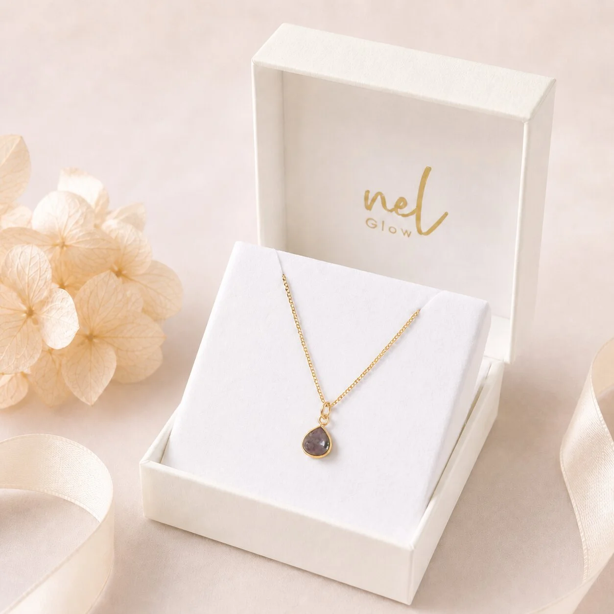 Elegante Rubin Kette auf dunklem Hintergrund, Fokus auf Stein