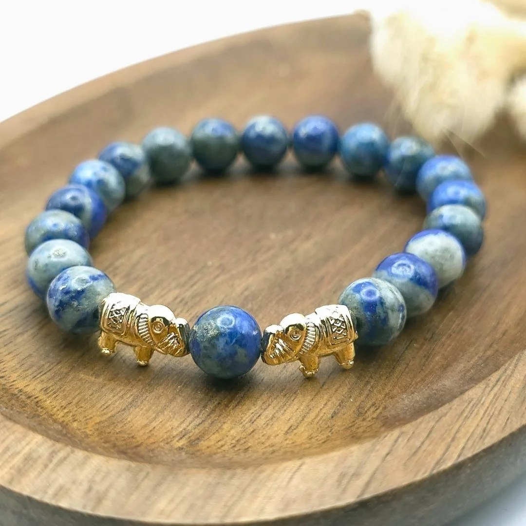 Handgelenk-Shot: Celeste Lapis Armband, Nachthimmel-Look im Alltag