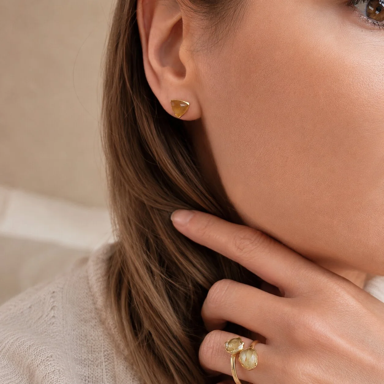 Nahaufnahme eines Models mit Citrin Geburtsstein Ohrringen für November