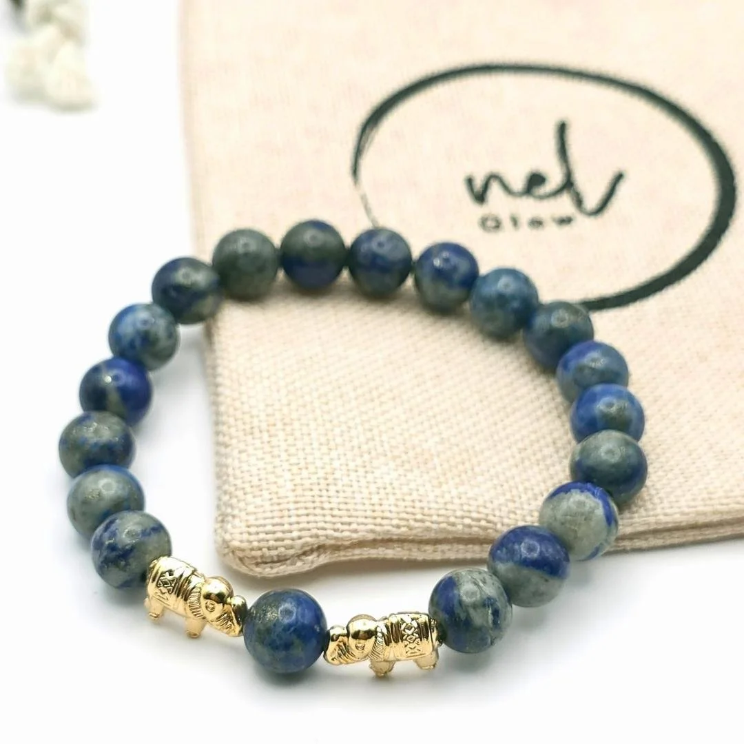 Nahaufnahme Gold-Elefant-Charm am Lapislazuli Armband Celeste