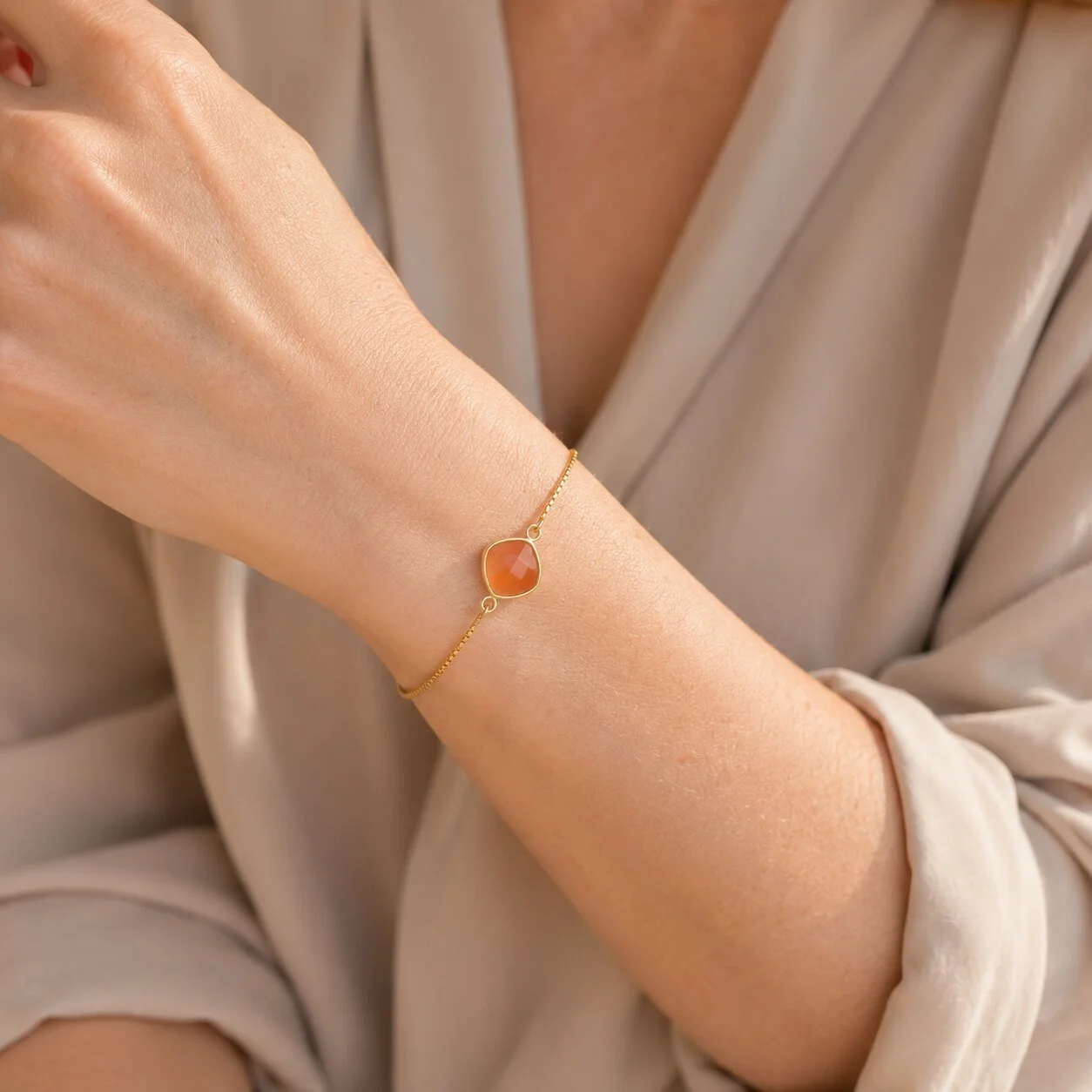 August Geburtsstein Armband mit orangefarbenem Sardonyx auf Steinplatte