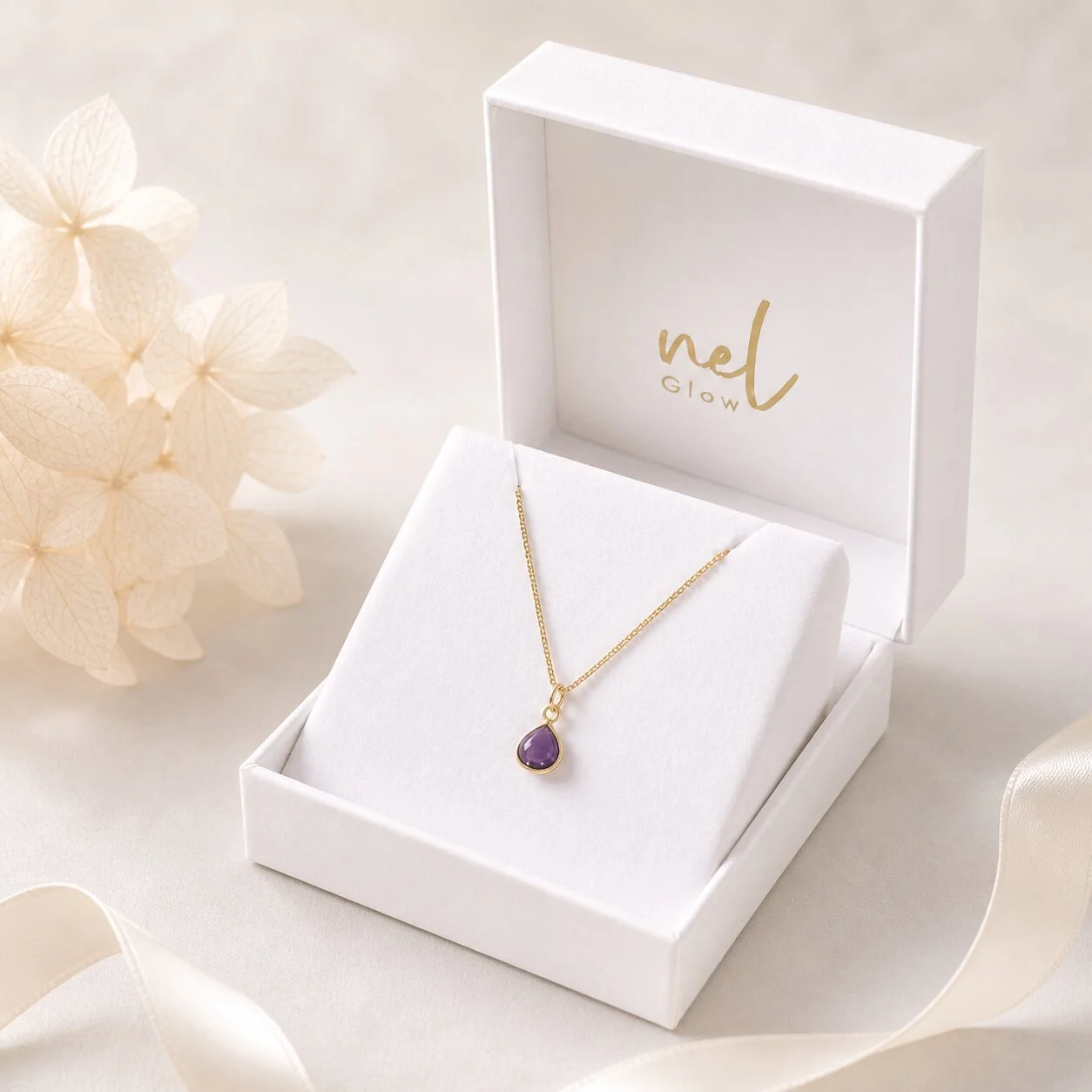 Amethyst Kette auf heller Steinoberfläche mit weichem Licht