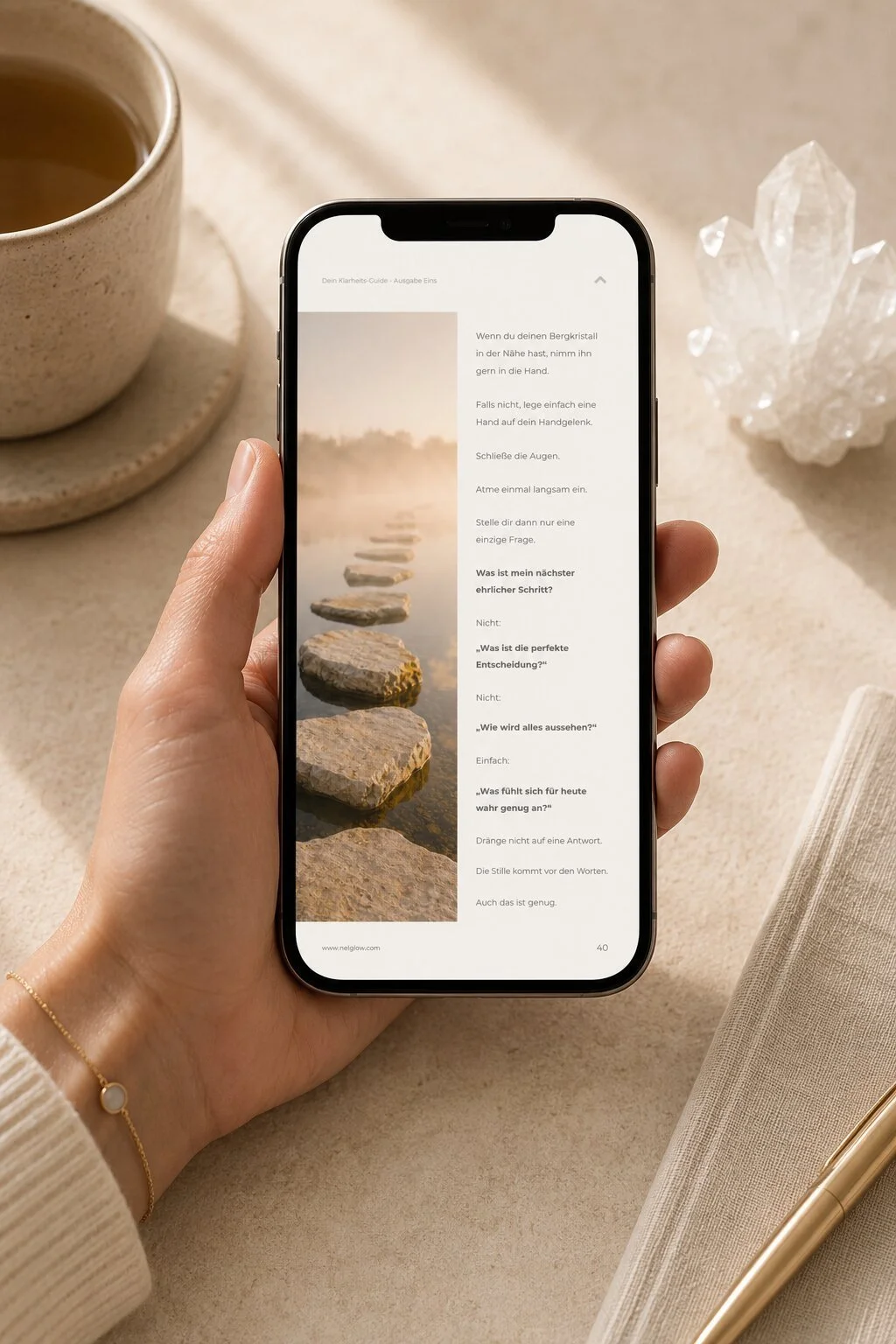 Der nelGlow Klarheits-Guide auf einem Smartphone – digitales Journal für Selbstreflexion und achtsame Begleitung im Alltag.