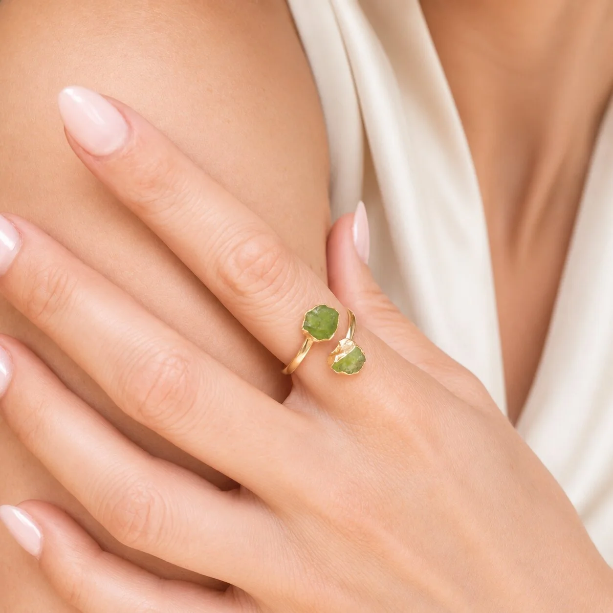 Elysia Ring vergoldet mit Peridot 7 mm auf weißer Fläche