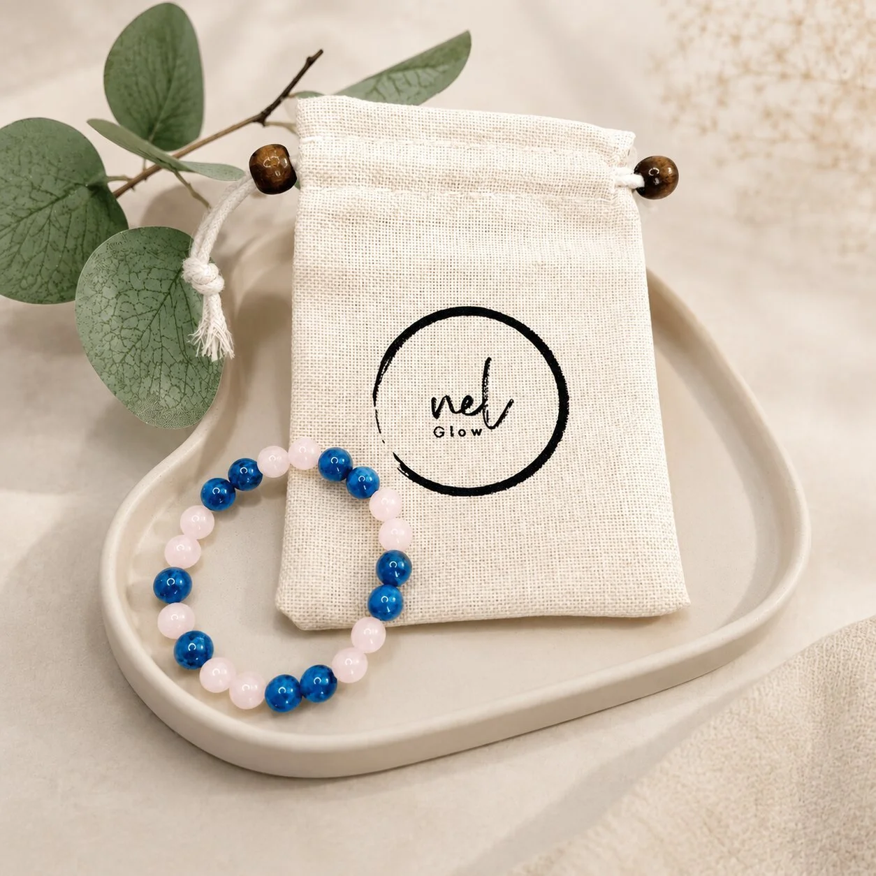 Das Rosenquarz Armband 'Vitality' vereint die kraftvolle Energie von Apatit und die sanfte, heilende Wirkung des Rosenquarz.