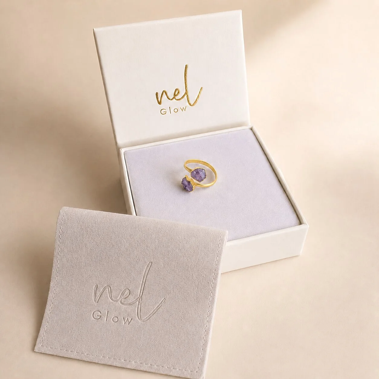 Amethyst Ring getragen – Finger mit violettem Glanz