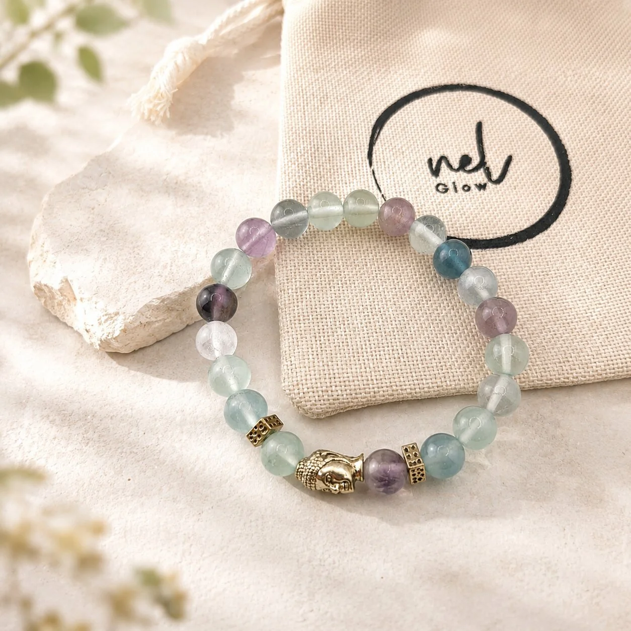 Fluorit Armband am Handgelenk im Layering gestylt – Klarheit & Fokus im Alltag