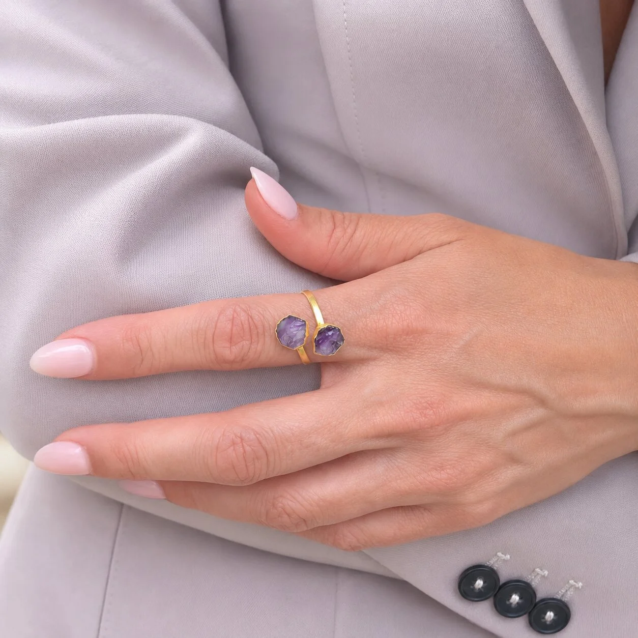 Vergoldeter Silberring Elysia mit Amethyst 7 mm auf weißem Hintergrund