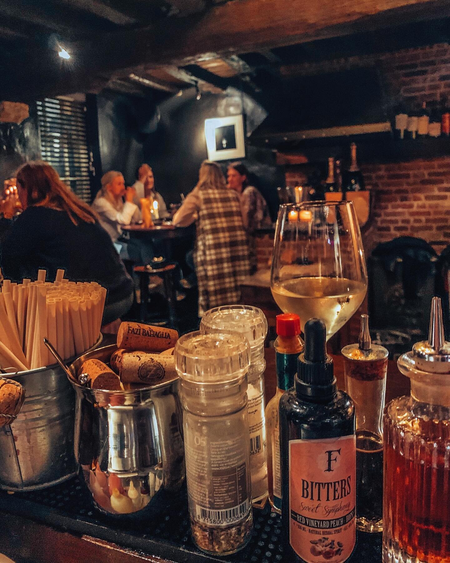 Tonight&rsquo;s setting: Cosy &bull; Tapas &bull; Cocktails &bull; Wine
In the smallest street of Bruges of course 🤎🤎🤎

#cookies #cookiestapasbar #cookiesbrugge #tapas #tapanight #bruges #brugge #brugesfood #brugesrestaurants #tapasrestaurant #vis