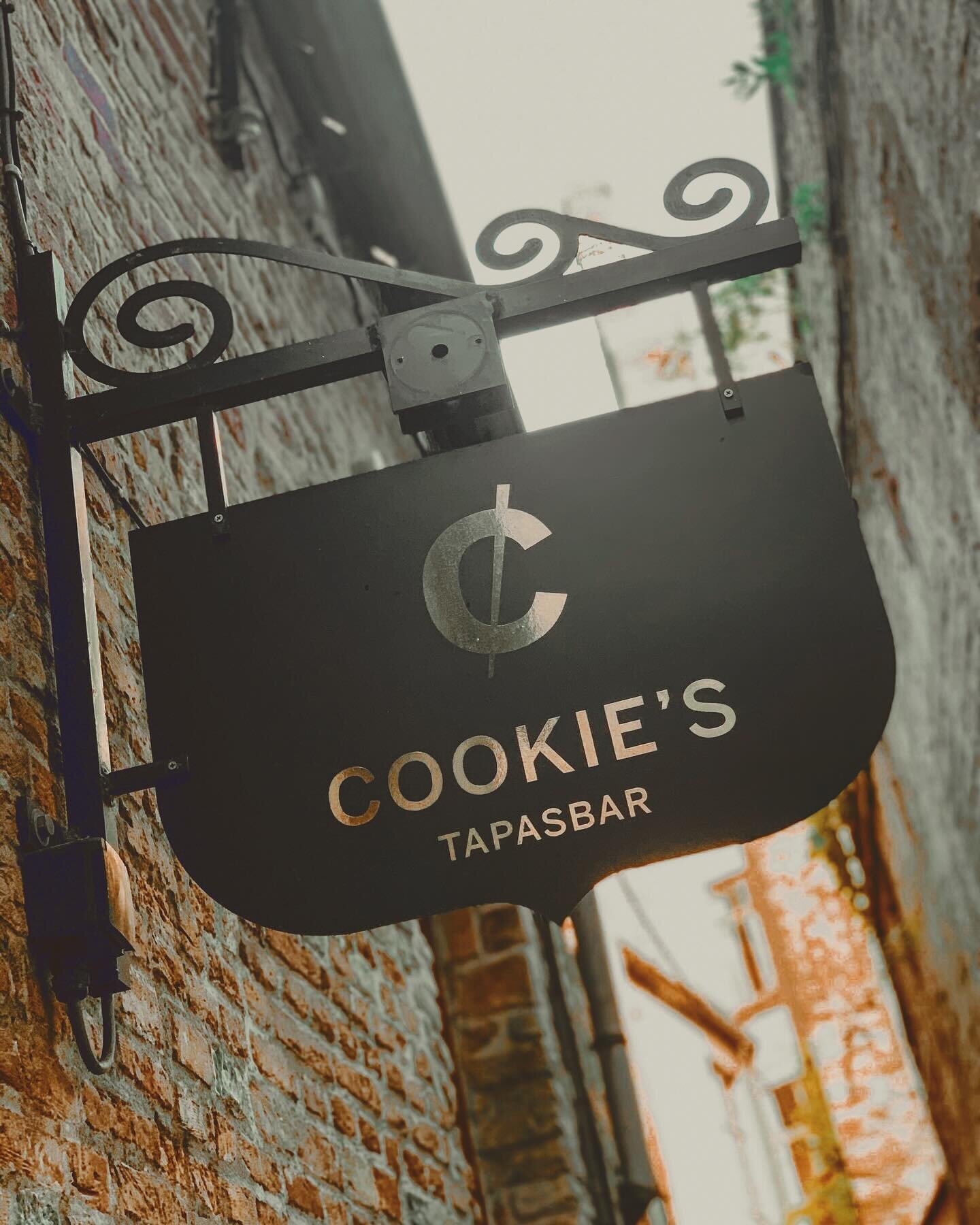 Welcome on this bright Saturday night 🌞🥓🍷 Let&rsquo;s enjoy some delicious tapas and wine!! 

#cookies #cookiestapasbar #tapas #brugge #bruges #tapasaturday #sharingfood #kleinstestraatjevanbrugge #degarre