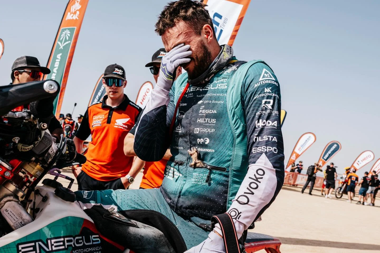 Blood, sweat and tears 🙏🏻 Tokia buvo mano Dakaro istorija. 3-iame etape buvo skausmo a&scaron;aros, bet fini&scaron;e - laimės a&scaron;aros. Be &scaron;ios komandos nebūčiau to padaręs 🫶🏼🇱🇹 Svajokite drąsiai ir kovokite iki galo 🦾

It&rsquo;s