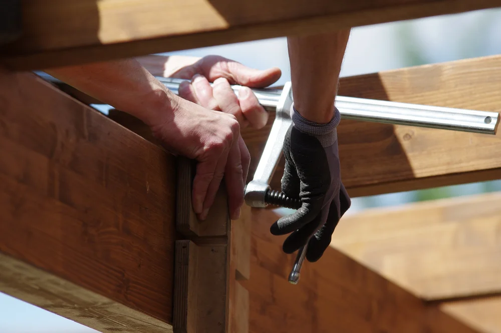 Serrage des éléments en bois lors de l’assemblage de la pergola