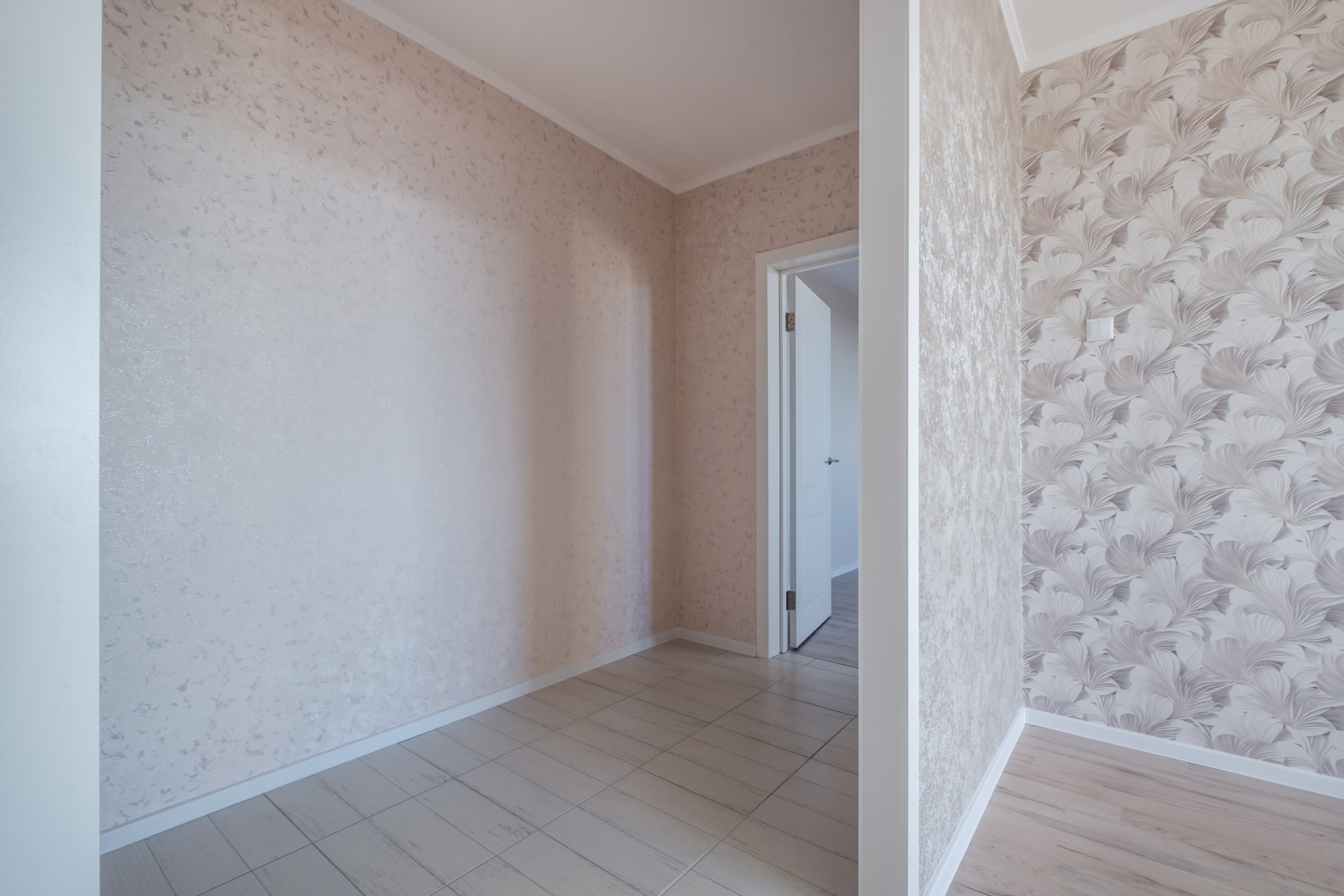 renovdemain--couloir-vide-lumineux-tapisserie-ancienne-avant-travaux.jpg
