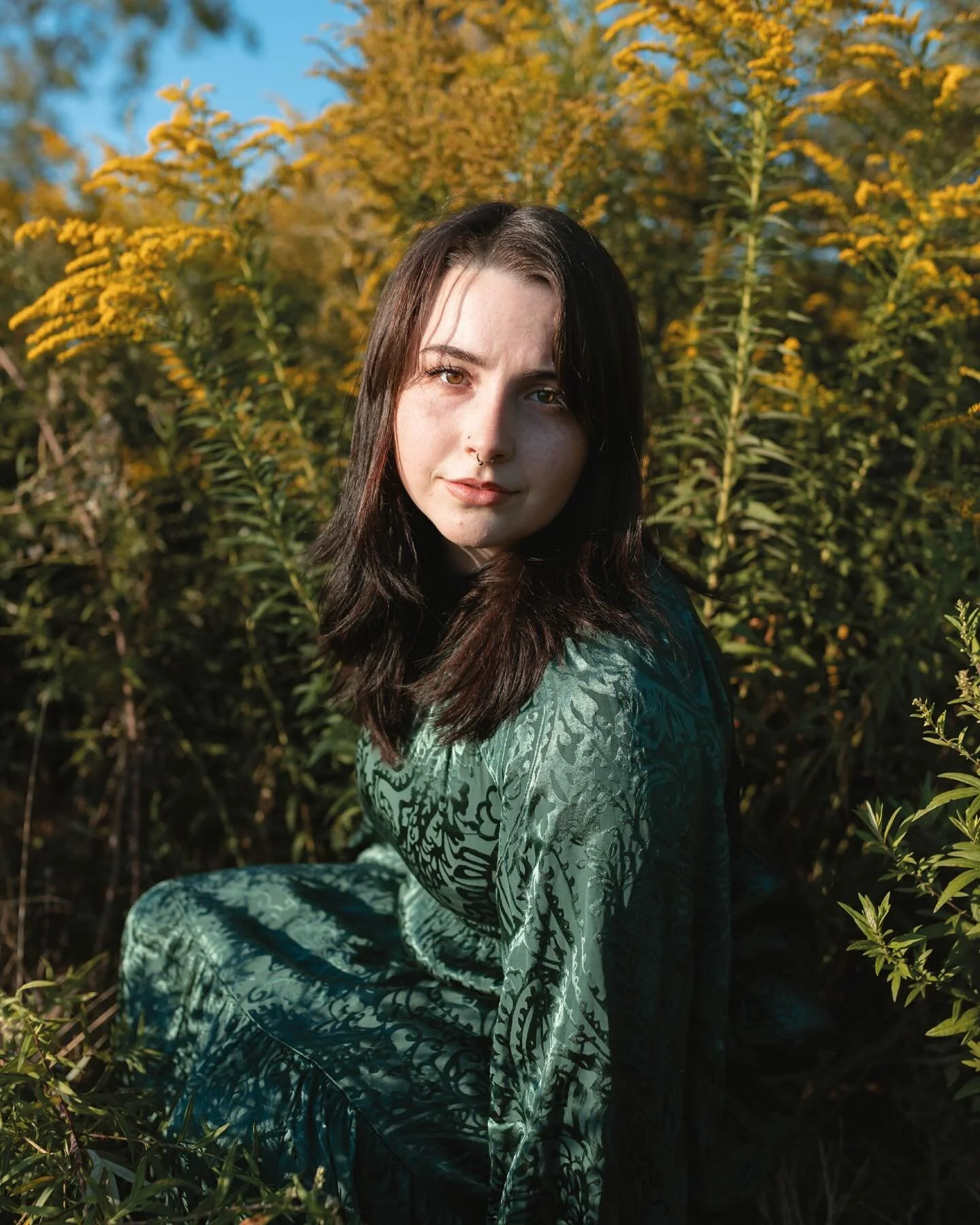 Somewhere between city skyline and wild prairie, we found our rhythm together. Alivia wanted something witchy; quiet power, soft edges, rooted in the elements. Portraits that feel like a spell cast in afternoon light. We wandered through prairie gras