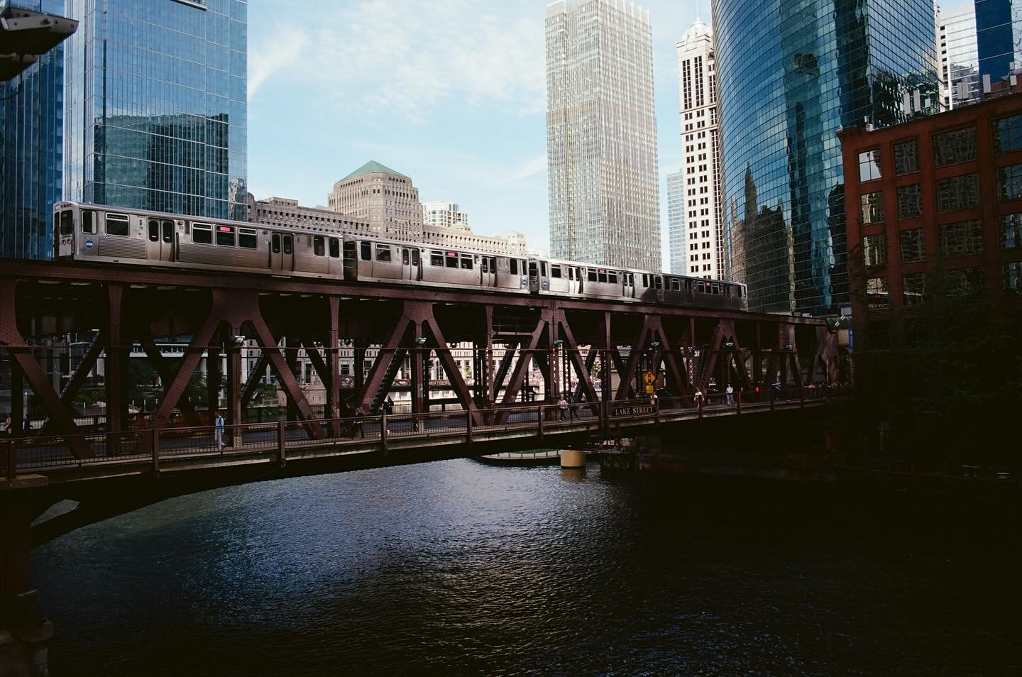 Chicago in that in-between hour, where everything feels cinematic.

#filmphotography #moodyfilm #cityonfilm #urbanfilm #elevatedtrain #documentaryfilm #analogmood #grainisgood #shotonfilm #chicagofilm #filmtones #shootfilm #filmisalive