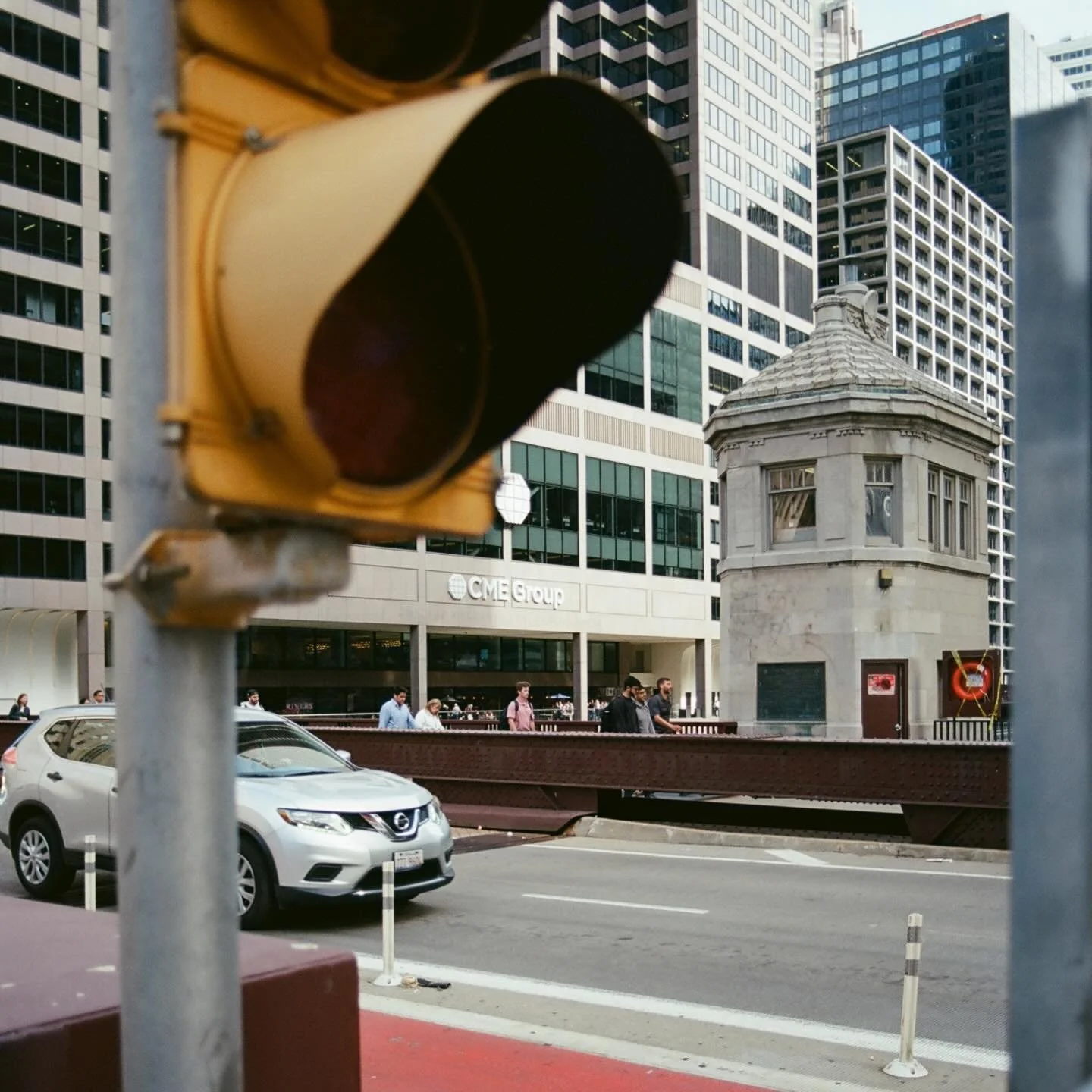 The city shifts when you look from a different angle.

#streetfilm #filmstreetphotography #cityonfilm #urbanfilm #analogmood #35mmfilm #filmisalive #filmcommunity #grainisgood #visualjournal #foundmoments #chicagofilm #shootfilm