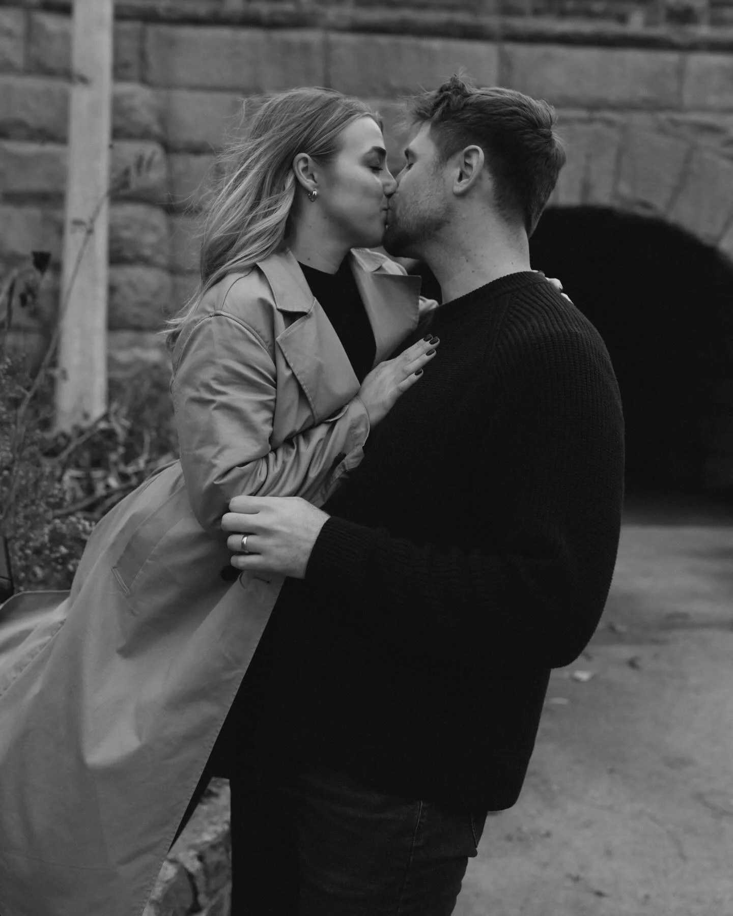 When the city softens for fall and two people step fully into their love story. 🍂 Chris and Kirsten are framed by color, skyline, and that timeless &ldquo;When Harry Met Sally&rdquo; feeling, the kind that never really goes out of style.