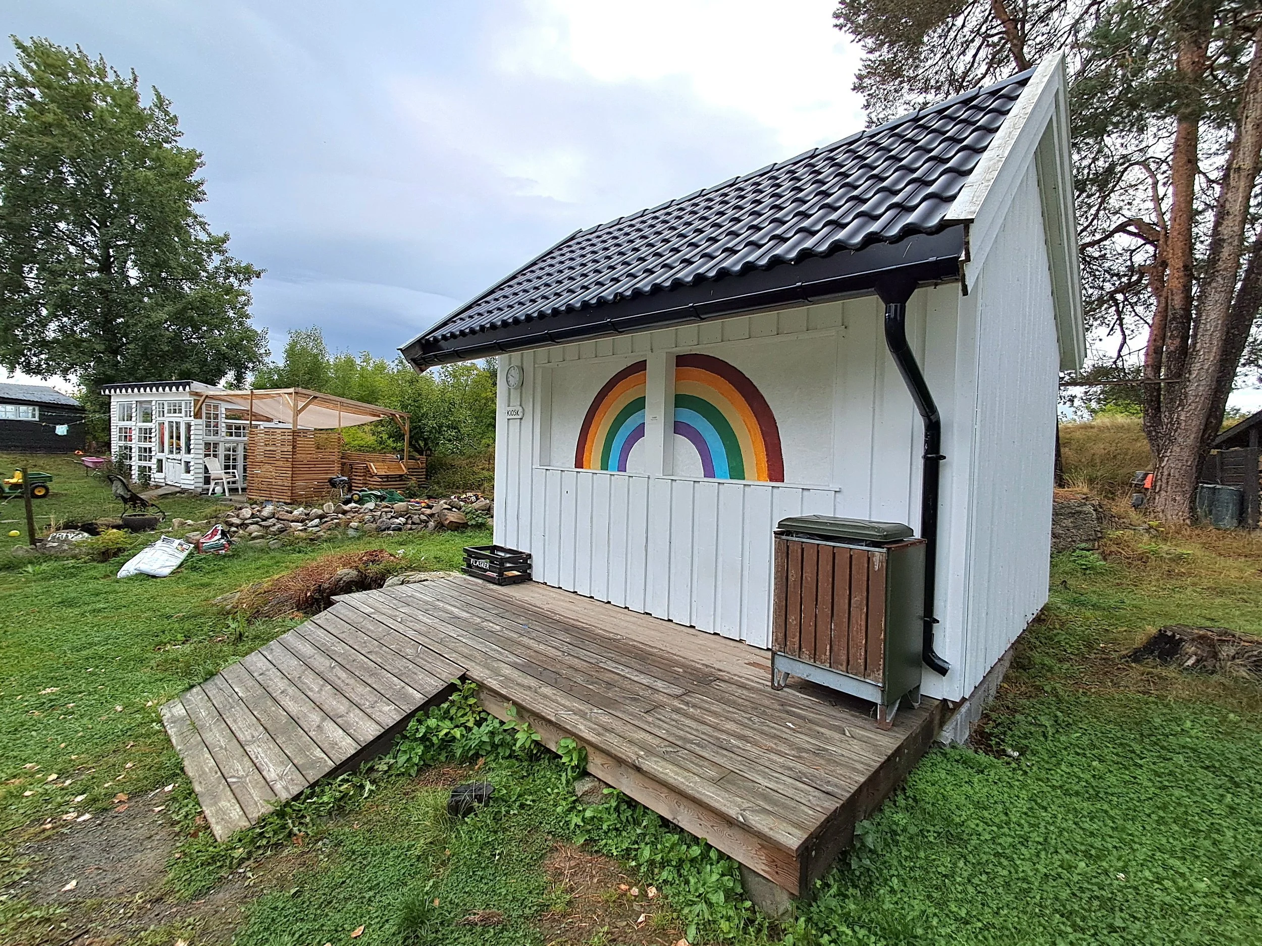 Kiosk building