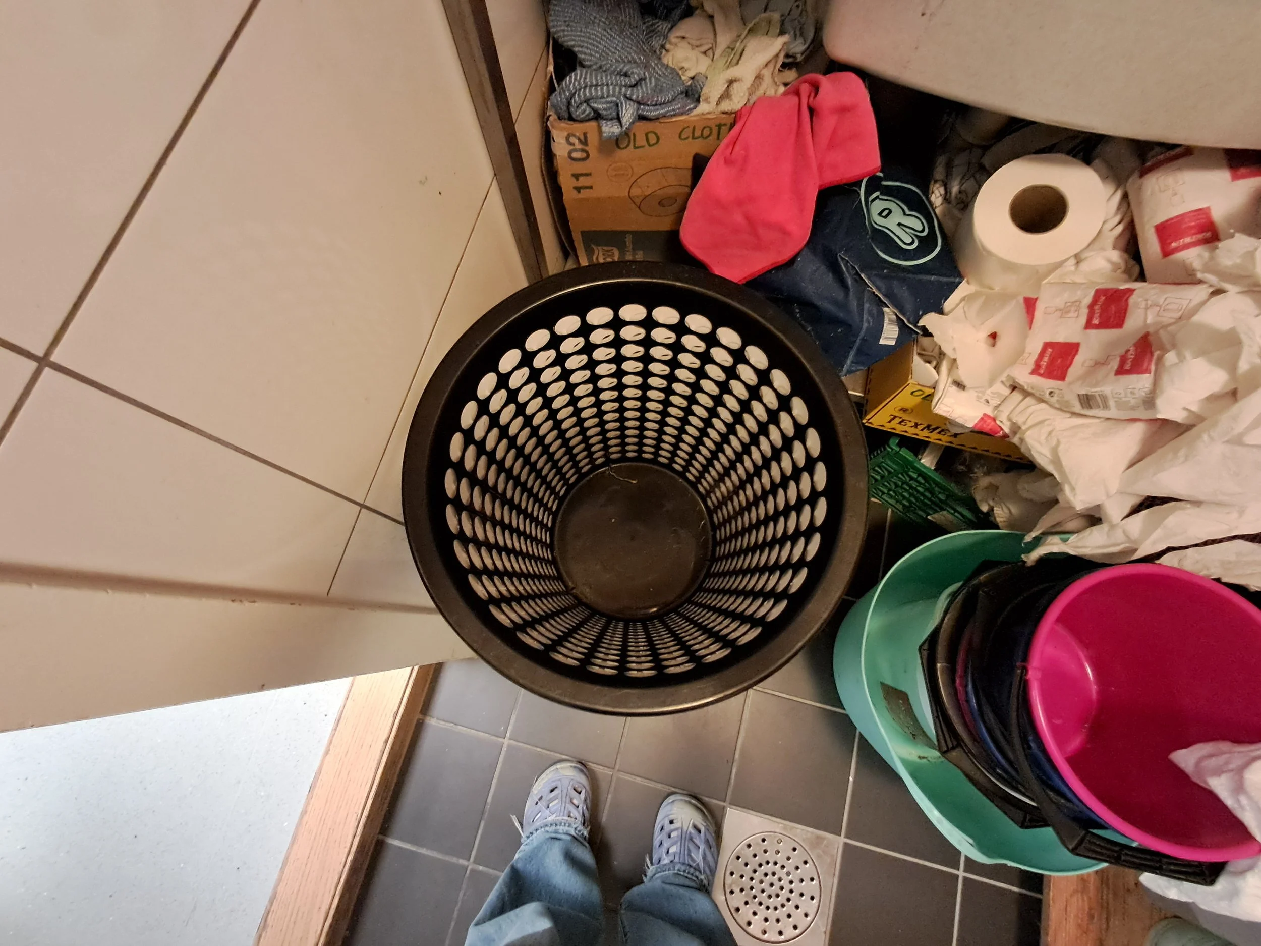 we put dirty cloths \ towels here for laundery