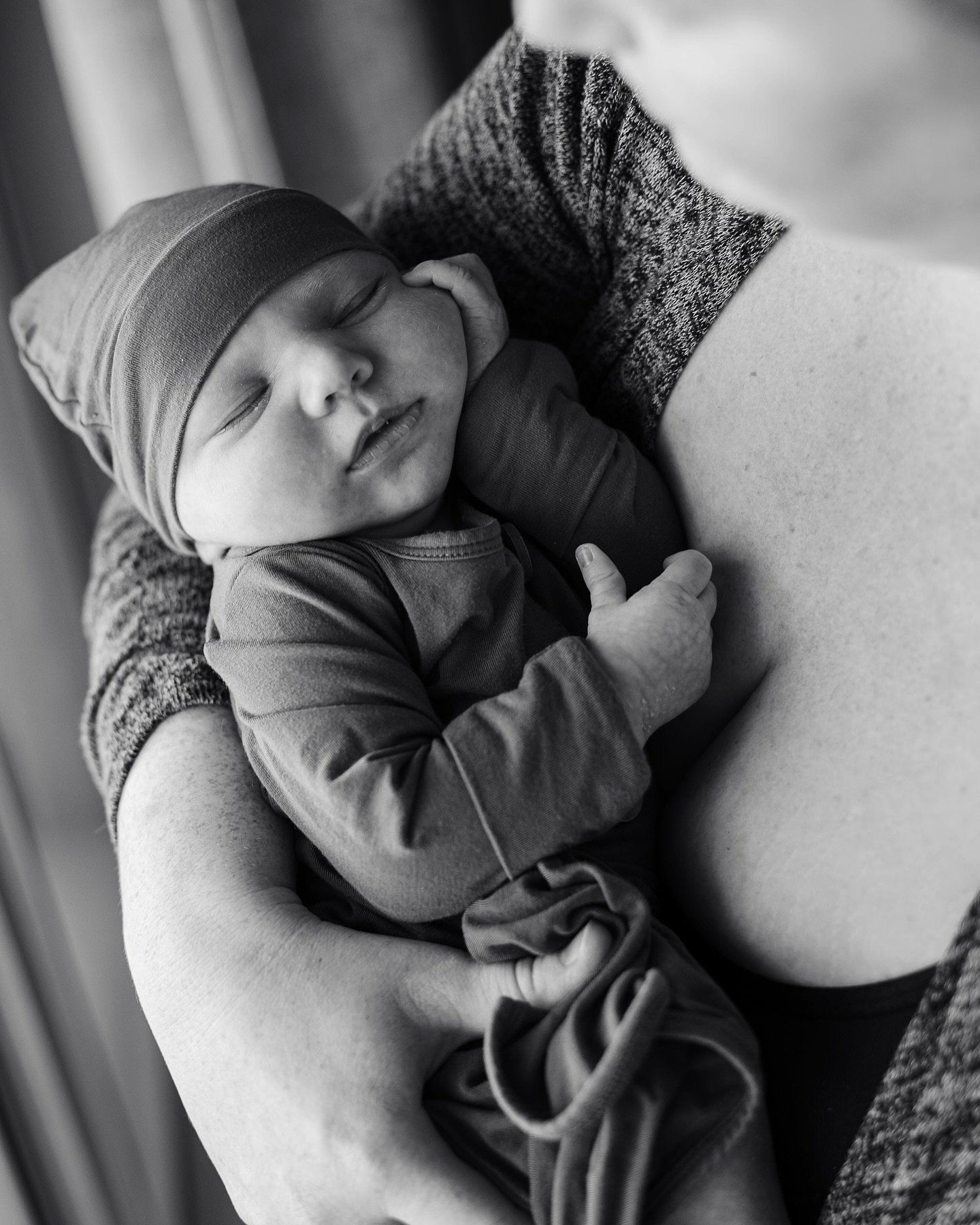 Hi N o v e m b e r ! 👋🏼

Sharing a few from the loveliest in home session with the Garrigan&rsquo;s. 🤎 There&rsquo;s just something  about those black + white pics when your baby is so tiny.🤍
.
.
.
.
.
.
#blackandwhite #newbornphotography #newbor