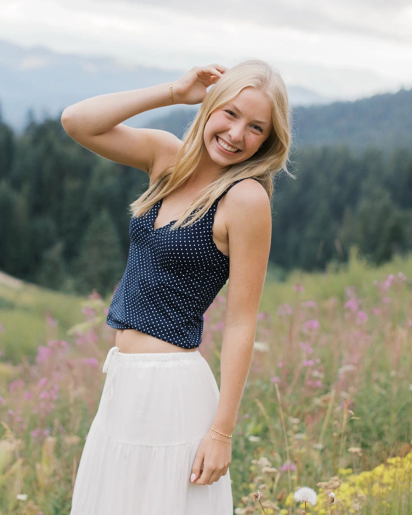 It&rsquo;s gallery delivery day for this beautiful senior session with Britney!🫶🏼

A mix of film and digital on the mountain top. ✨

#southernoregonphotographer #southernoregonphotography #lightandairy #chasinglight #seniorpictures #seniorportraits
