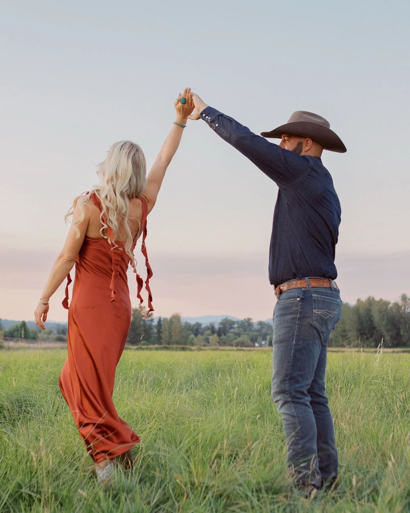 Golden light, smoky skies, and this sweet family completely at ease in their world. Riding horses, cats coming from all directions, boots kicking up dust, and sharing laughter and snuggles in the field that made every moment feel effortless. This is 