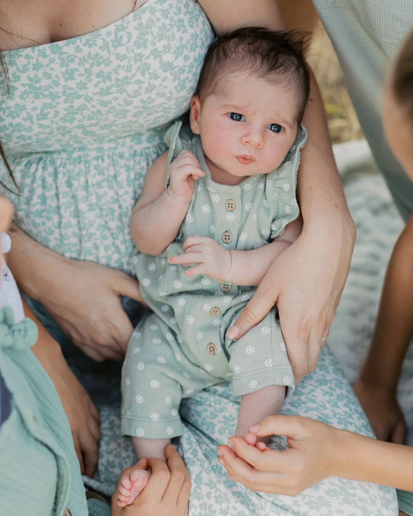 Little Everly, showered with love from every corner of her family. 🥰
This was such a sweet outdoor newborn session. I&rsquo;m always in love with those tiny details. 🫶🏼

#newbornsession #newbornphotographer #newbornpics #tinydetails #newbornbabyph